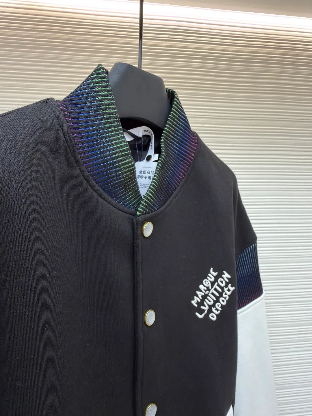 LOUIS VUITTON cotton knitted belted jacket baseball uniform ●Original version: 22000 purchased and developed ●Item number: 1681190-B90 ●Fabric: combed cotton double-strand pique fabric ●Technology: embroidery production ●Color: black and white ●Version: fitted version ●Weight: about 1190 ●Size: 46-48-50-52 ●Description: Made of wool blended fabric and leather splicing, the wool fabric is crisp and stylish, the leather part has a delicate texture, the splicing stitches are even, the transition is natural, and it highlights the exquisite clothing craftsmanship. - Embroidery technology: The embroidery stitches of the brand logo on the chest are fine, the pattern is clear, and it is highly integrated with the fabric, enhancing brand recognition. The pearl white resin buttons have a high-end texture, are harmonious with the overall style, and have strong durability; the ribbed collar, cuffs, and hem are made of high-elastic knitting technology, which has good elasticity, is comfortable to wear, and can effectively prevent wind. Classic baseball cut with a clean and stylish silhouette. Double thread reinforcement is used during sewing, the body is smooth and compliant, and the lines are straight, reflecting the brand's rigorous clothing making standards. The overall wiring is straight and delicate, the fabric is comfortable and soft, and the color is consistent without color difference. It can be matched with the same style to create a fashionable look and control various occasions. Customized accessories, complete with three standards, same style for men and women!